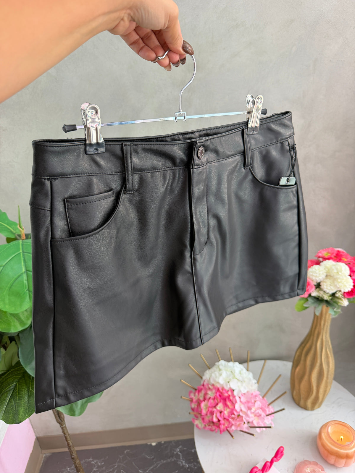 Leather skirt (pant debajo)