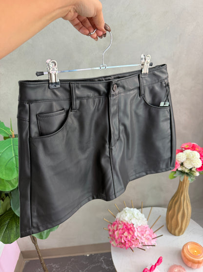Leather skirt (pant debajo)